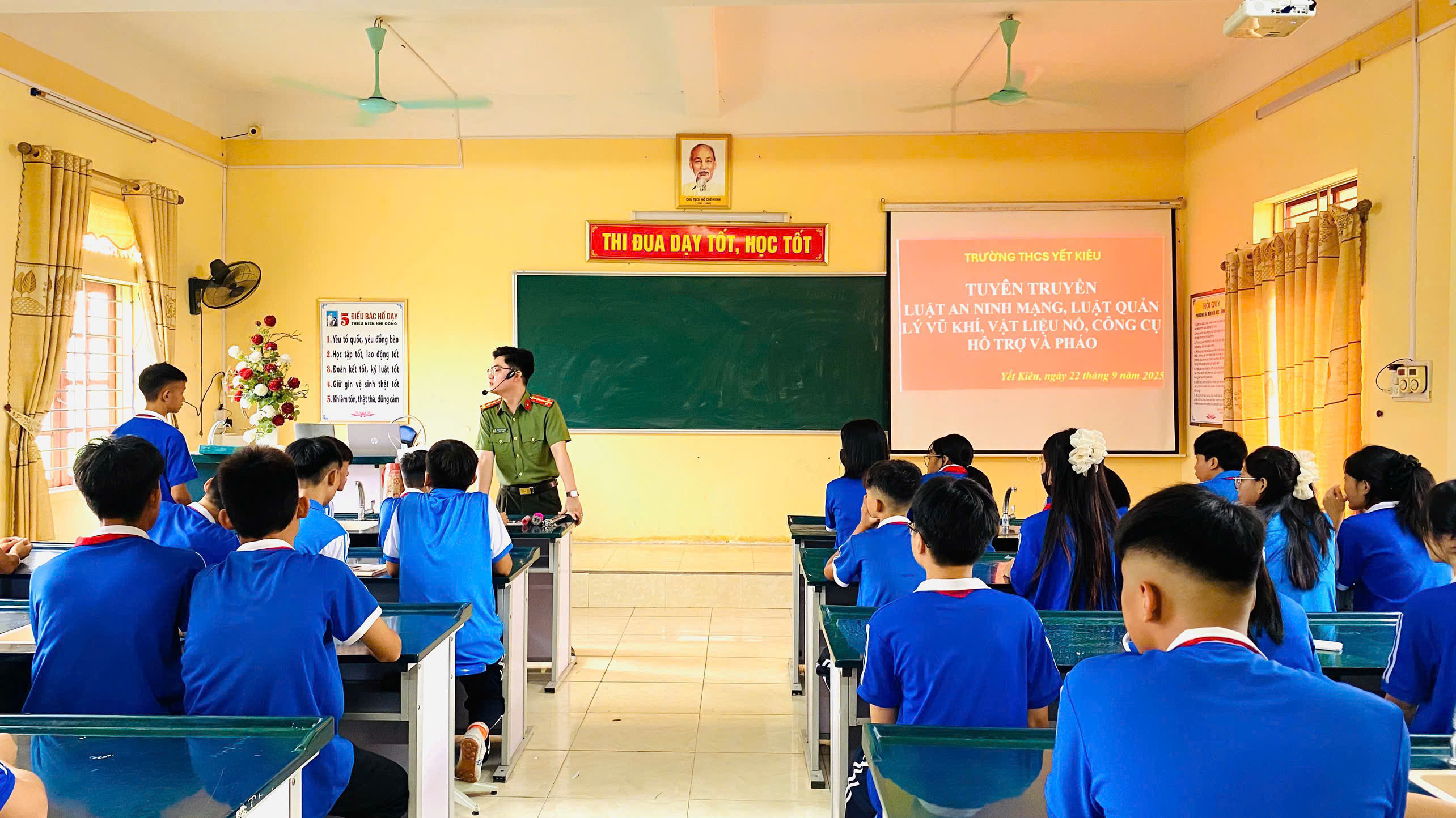 Công an xã Yết Kiêu tuyên truyền pháp luật về an ninh mạng và quản lý vũ khí, vật liệu nổ, công cụ hỗ trợ, pháo cho học sinh